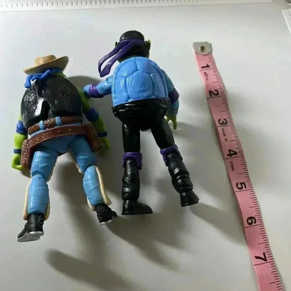 2022 TMNT Mutant Mayhem Donnie as Spock & Cowboy Leo unpackaged With Weapons - Picture 3 of 5